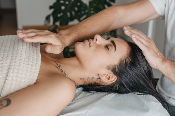 profil d’une femme recevant de l’énergie dans une thérapie reiki - magnetiseur guérisseur photos et images de collection